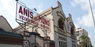 OSBORNE VOL DEIXAR SOTA MÍNIMS LA MÍTICA D’ANÍS DEL MONO A BADALONA PER DESLOCALITZAR-NE LA PRODUCCIÓ A CADIS